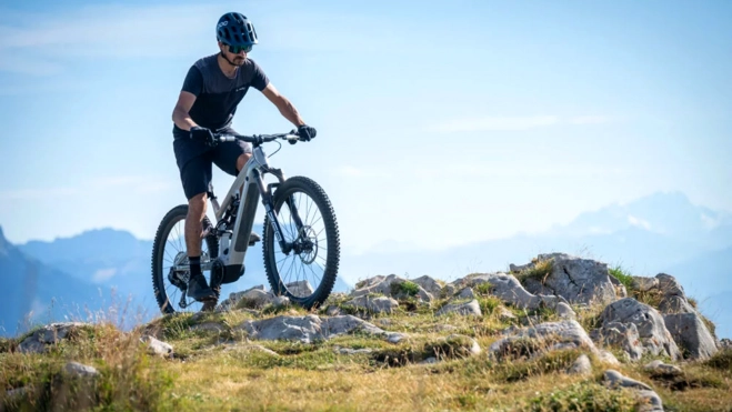 m7600 actionhero web 1000x667