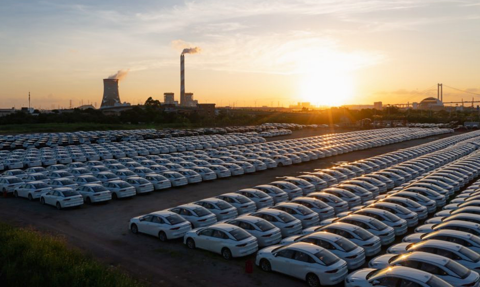 Europa no sabe cómo detener la llegada de coches procedentes de China.