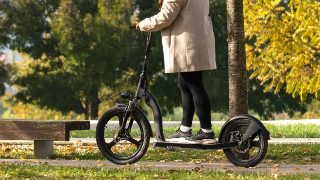 Un patinete con ruedas de bici: el bicinete, una gran solución de VMP (Foto: Youin). Un patinete con ruedas de bici: el bicinete, una gran solución de VMP (Foto: Youin).