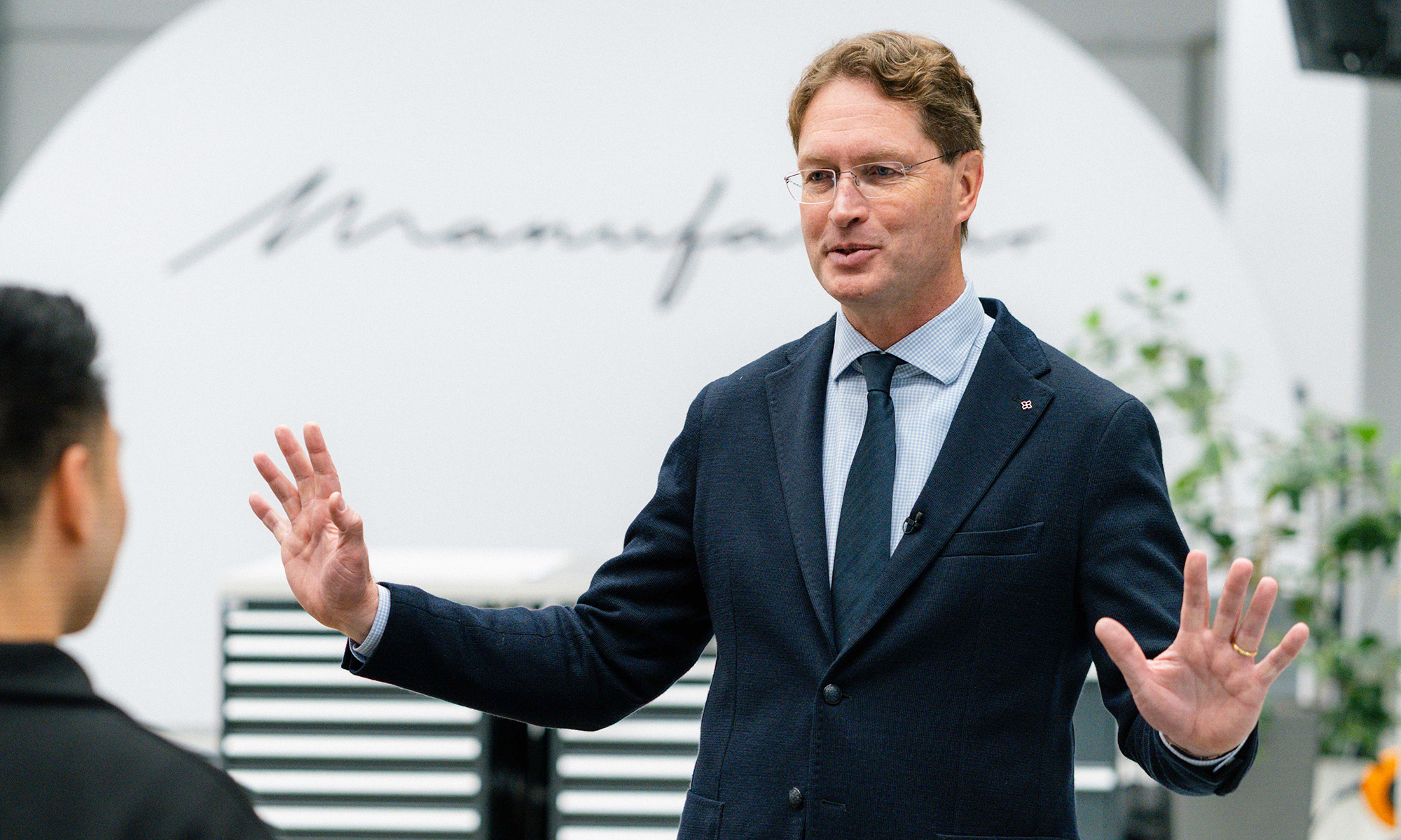 Ola Källenius, CEO de Mercedes-Benz, deja muchas pistas sobre el nuevo Clase S.