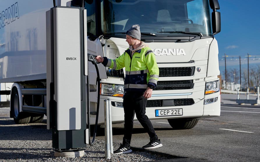  Camione eléctrico Scania cargando las baterías en un cargador de EVBOX. 