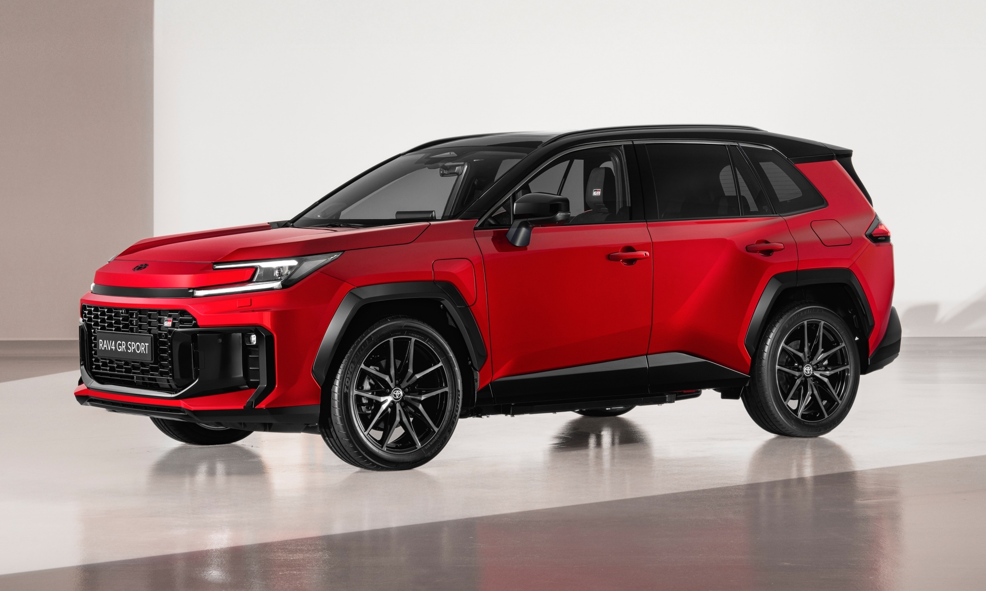 El RAV4 PHEV de 2026 ofrece más equipamiento y autonomía eléctrica.