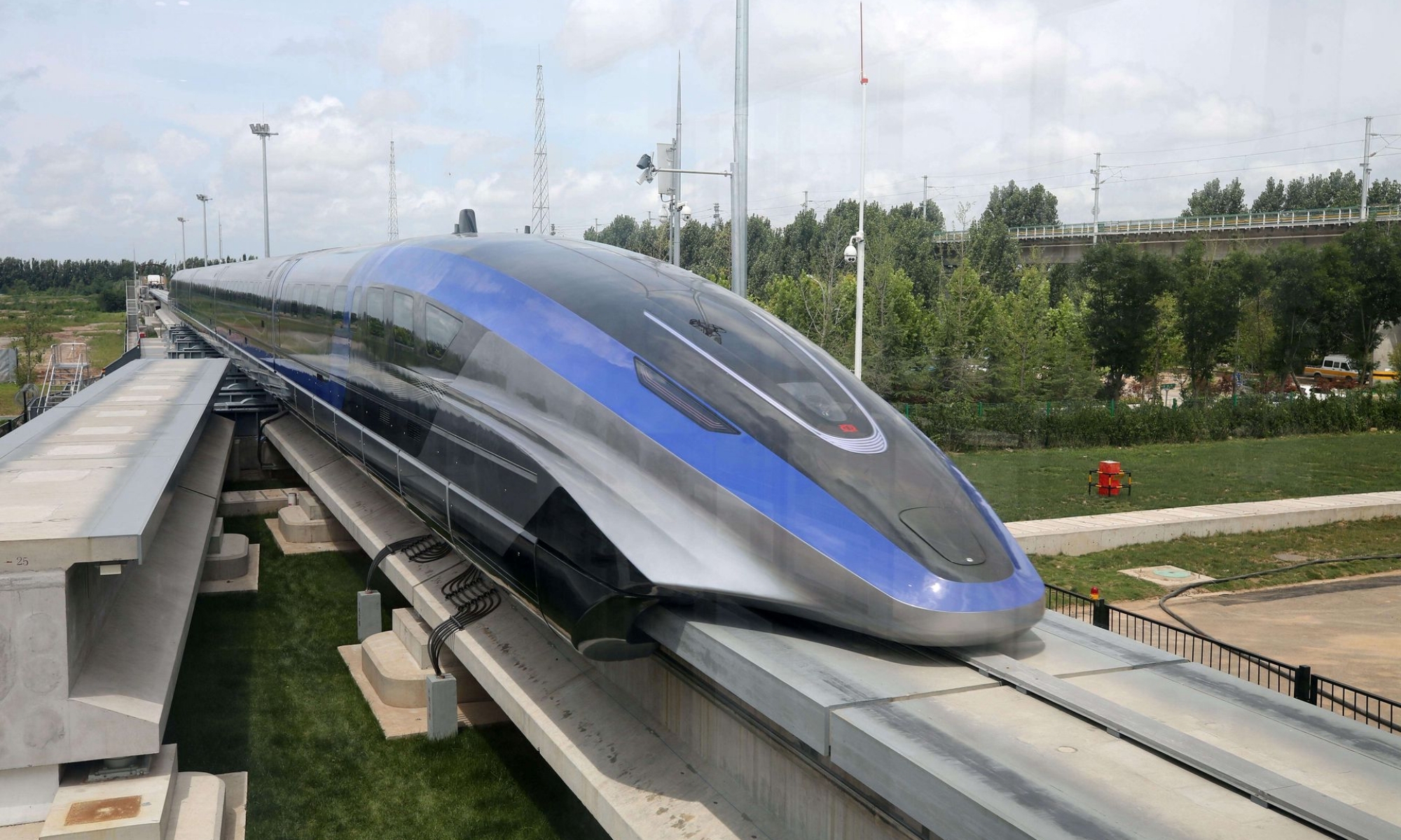 China lleva tiempo ensayando con trenes de levitación magnética.