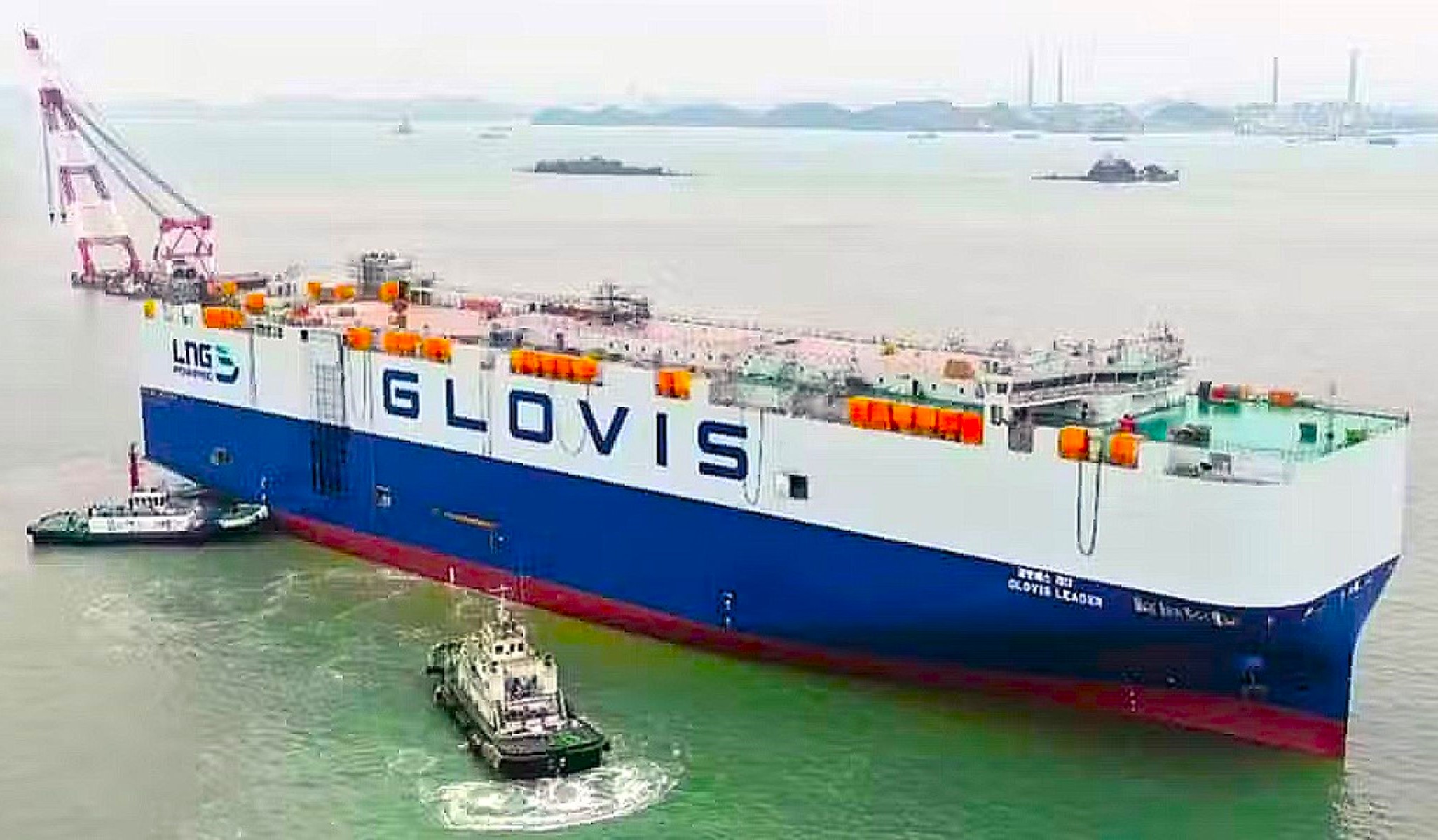 Cuenta con hasta 14 cubiertas en las que puede transportar coches eléctricos, de hidrógeno e incluso camiones pesados.