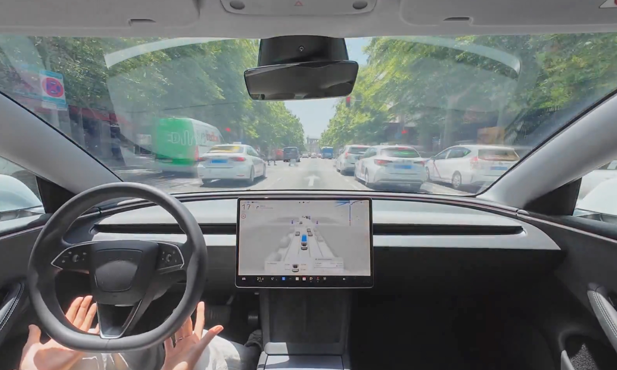 seguro descuento mitad precio conduccion autonoma tesla fsd