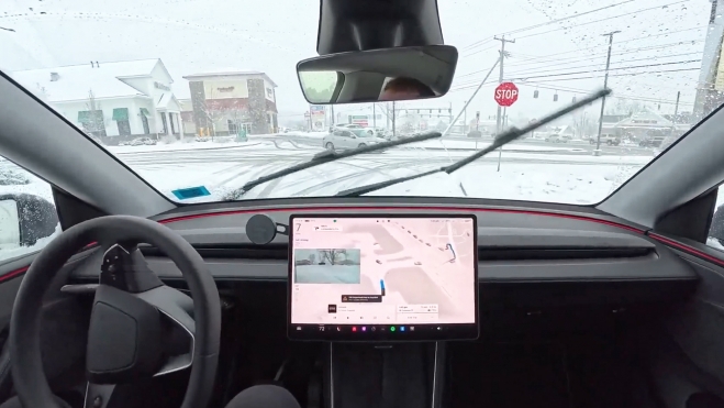 seguro descuento mitad precio conduccion autonoma tesla fsd 2