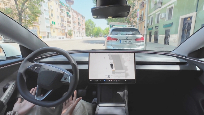 seguro descuento mitad precio conduccion autonoma tesla fsd 1