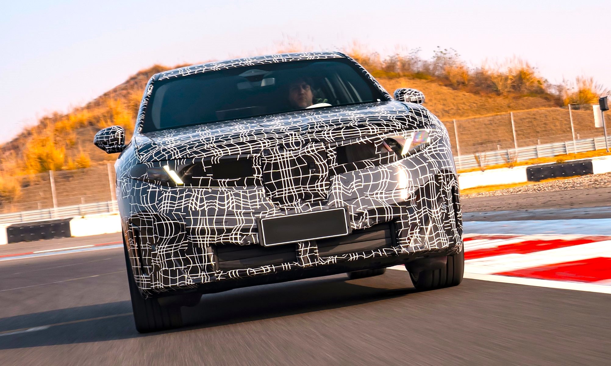 BMW ya prepara una versión de batalla alargada y puesta a punto específica para China de su SUV más reciente: el BMW iX3.