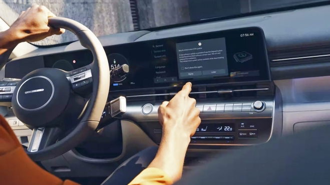 El uso de la pantalla táctil al volante causa más riesgo de accidente.