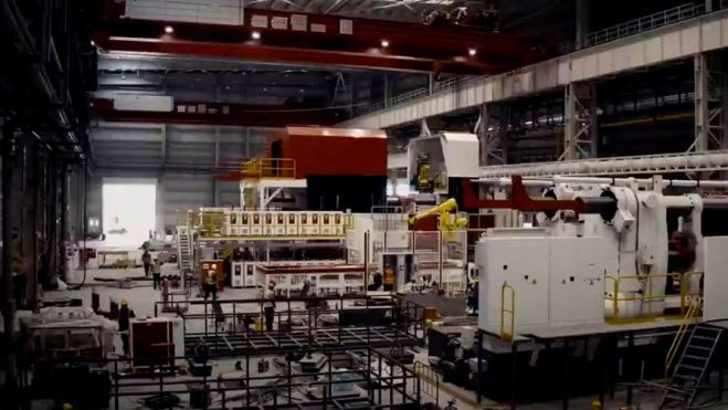 Las grandes máquinas de fundición de Tesla, Giga Press, facilitan el proceso de fabricación del subchasis trasero del Model Y, reduciendo el número de piezas de 70 a una. Las grandes máquinas de fundición de Tesla, Giga Press, facilitan el proceso de fabricación del subchasis trasero del Model Y, reduciendo el número de piezas de 70 a una.