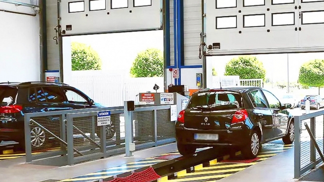 multa pegatina itv coche aparcado 2 multa pegatina itv coche aparcado 2