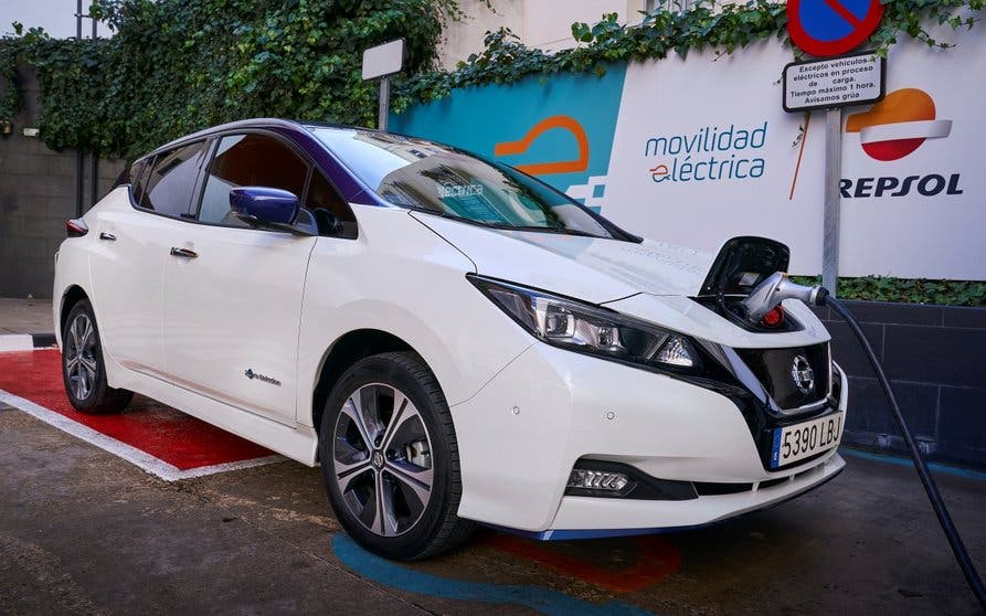  Nissan LEAF durante el proceso de recarga 