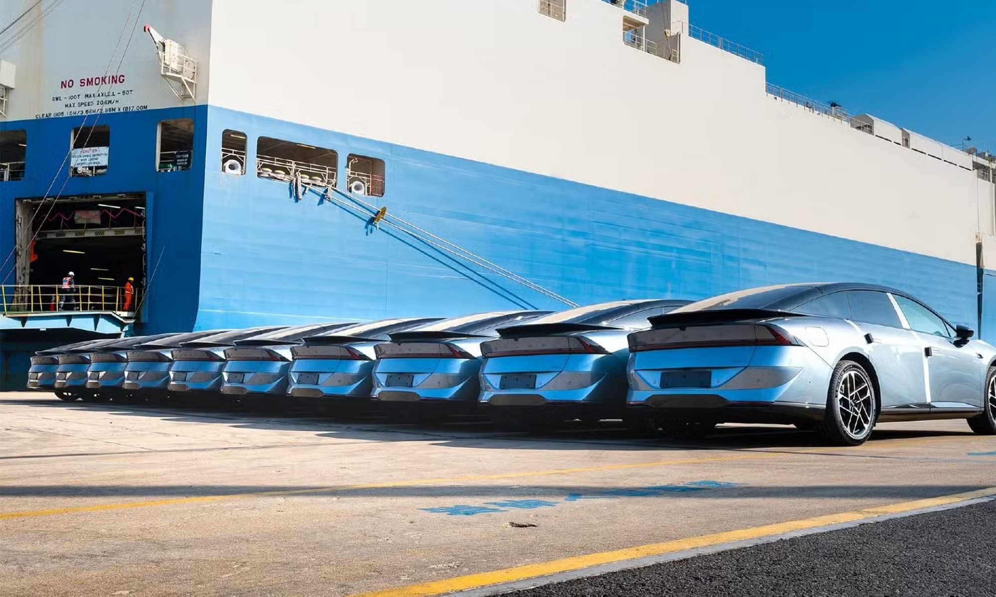 Varios P7+ esperan en el muelle a ser cargados en el barco.