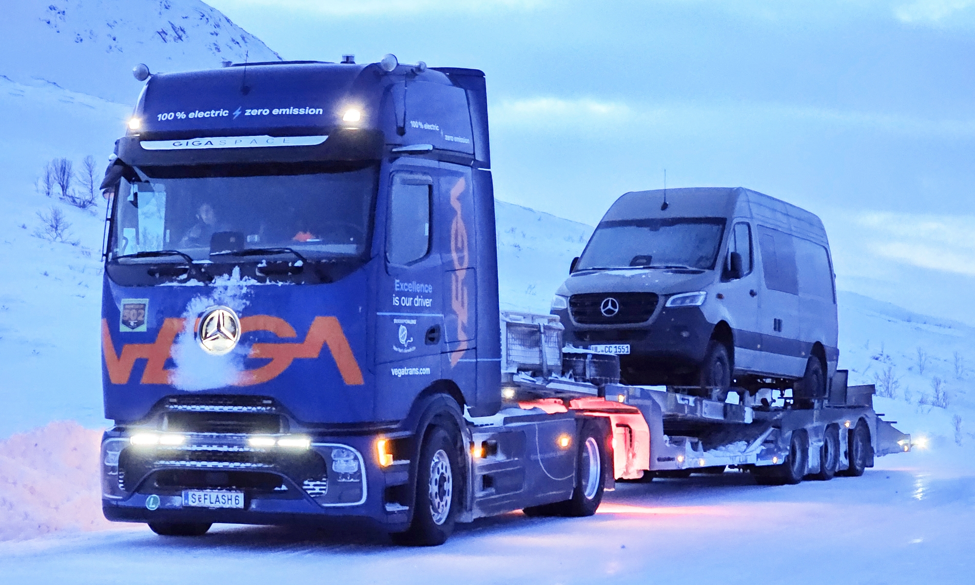El Mercedes eActros 600 ha cargado durante todo el trayecto con una Mercedes Sprinter.