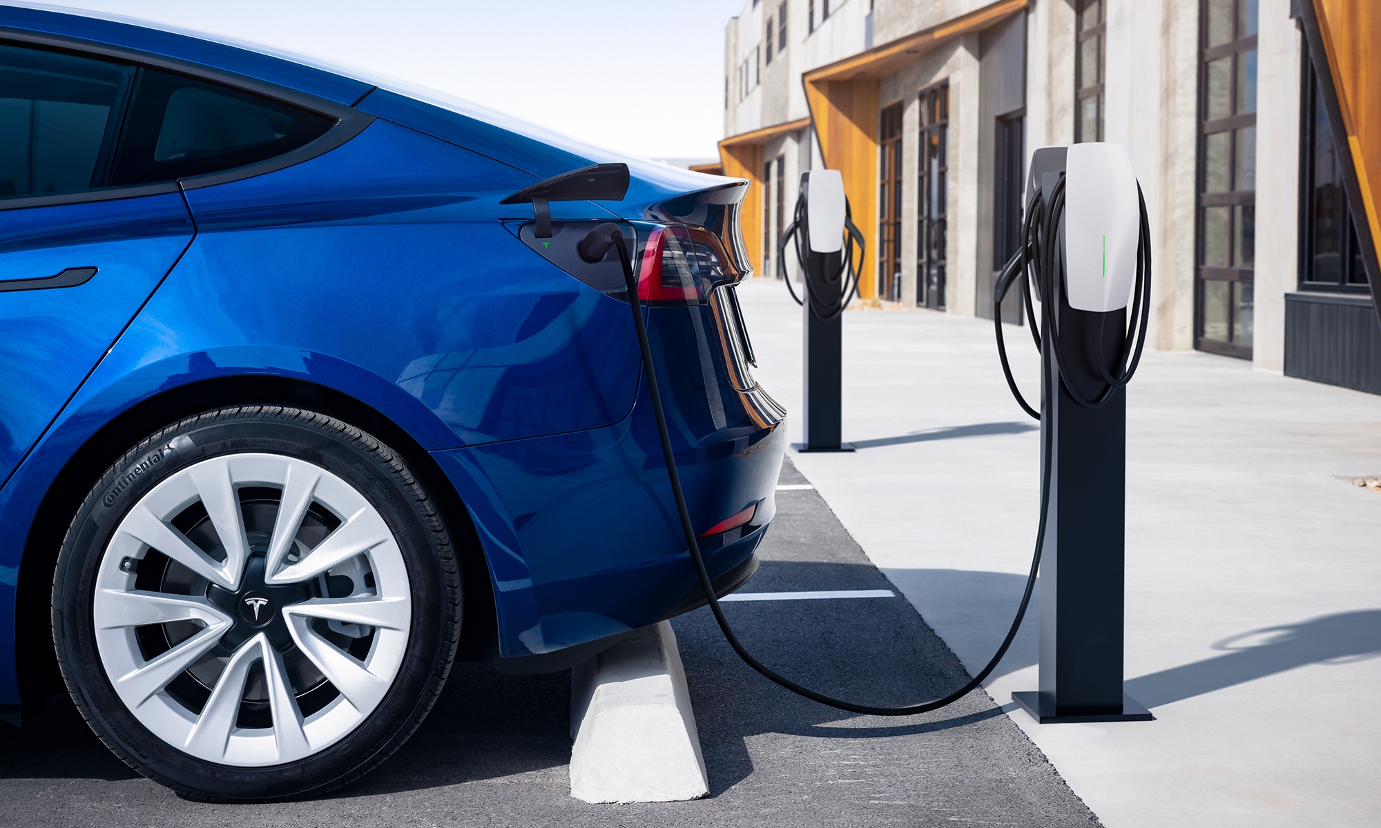 En todo un año, recargar un coche eléctrico es hasta 900 euros más barato que repostar un gasolina.