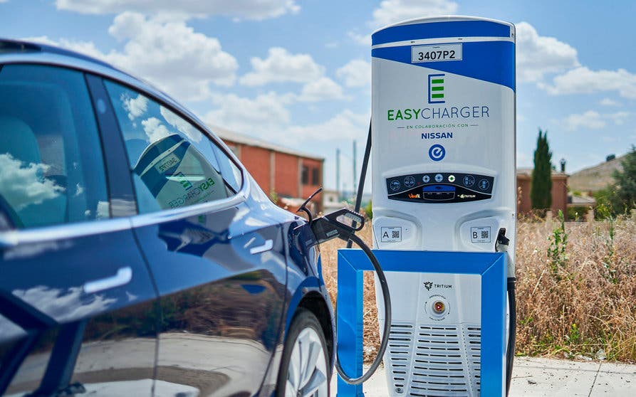  Un Tesla Model 3 cargando en una estación de Easycharger. 