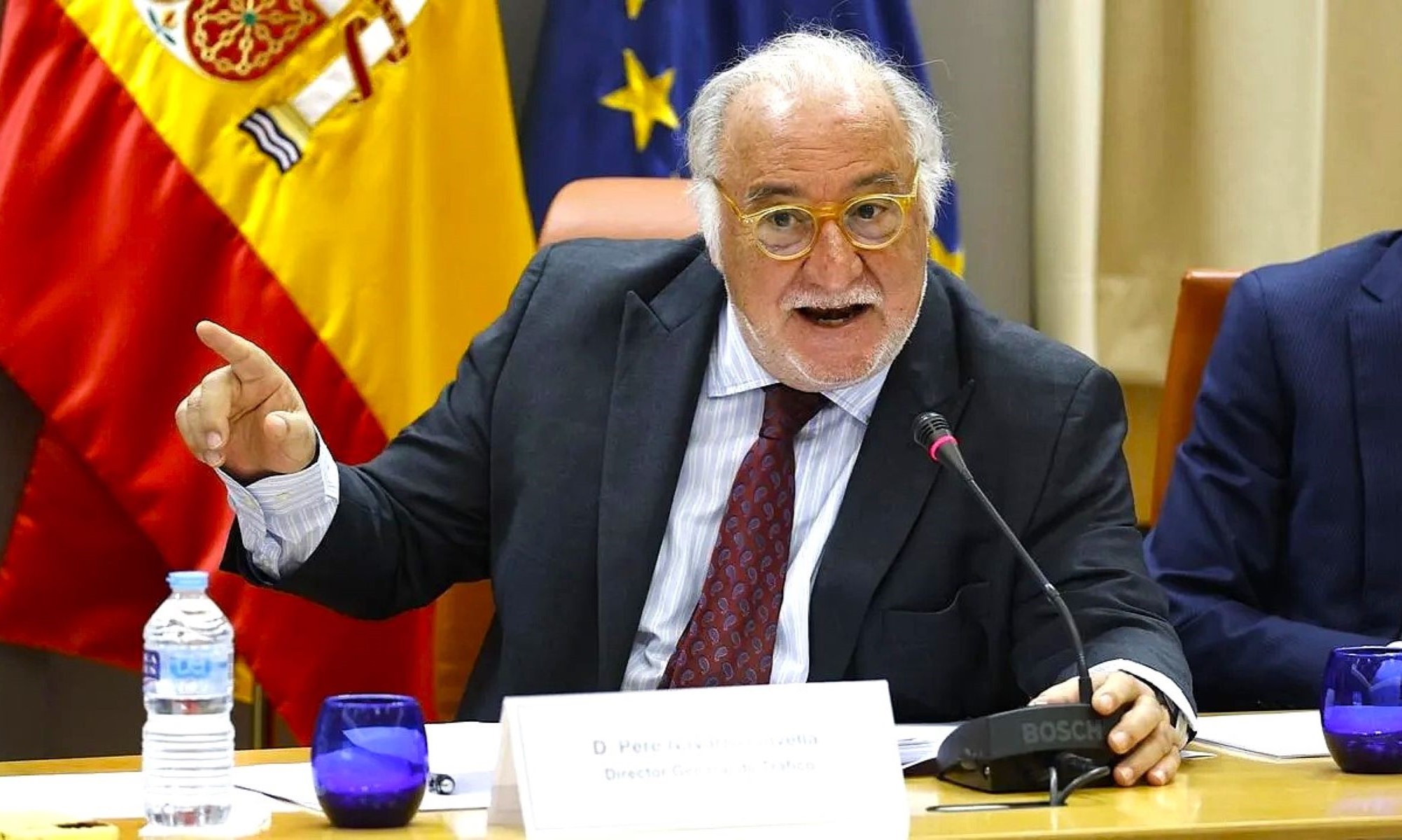 El director de la DGT ha tenido una curiosa pero posiblemente práctica idea para reducir los obstáculos en la vía para los peatones.