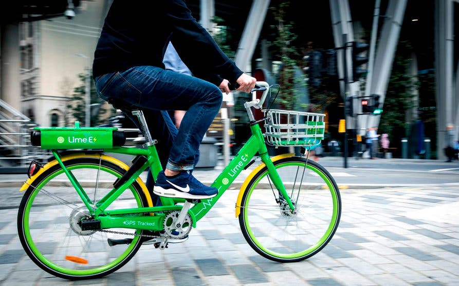  Las bicicletas eléctricas de Lime y de Pedal Me trasladarán gratuitamente a los londinenses a los centros de vacunación de la Covid-19. 