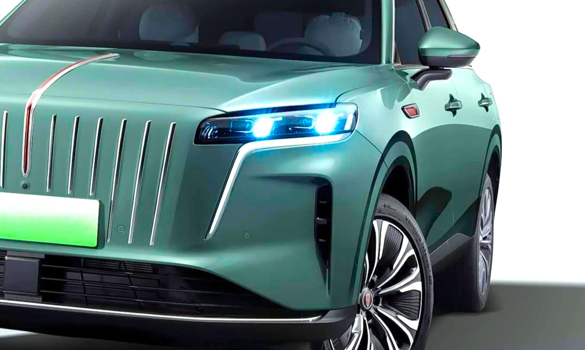 El Hongqi Hs6 PHEV homologa 1.650 km de autonomía, pero en uno de sus récord Guinness recorrió más de 2.300 km sin recargar ni repostar.