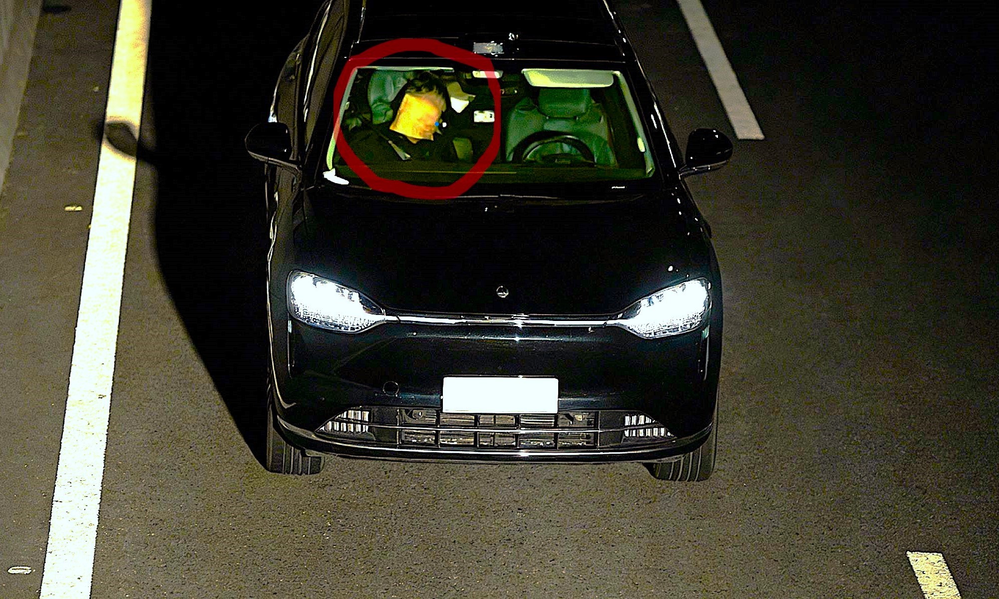 Por engañar al sistema de conducción semiautónoma de su coche y echarse a dormir borracho, a este conductor le han caído 45 días de prisión.