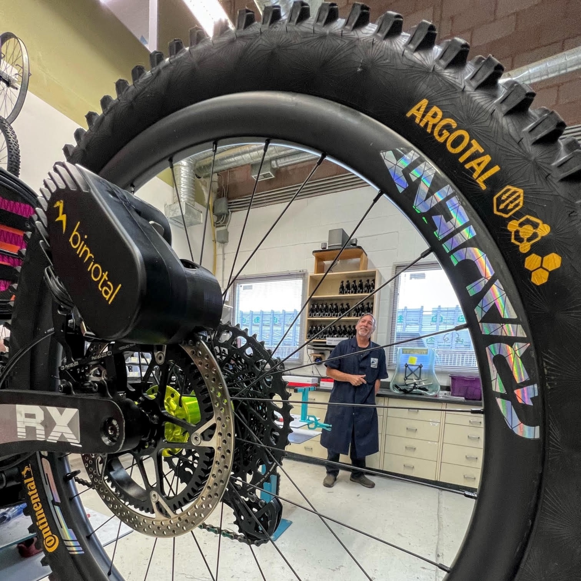 Un motor que pesa solo 1,5 ks y se pone sobre el freno (Foto: Bimotal).