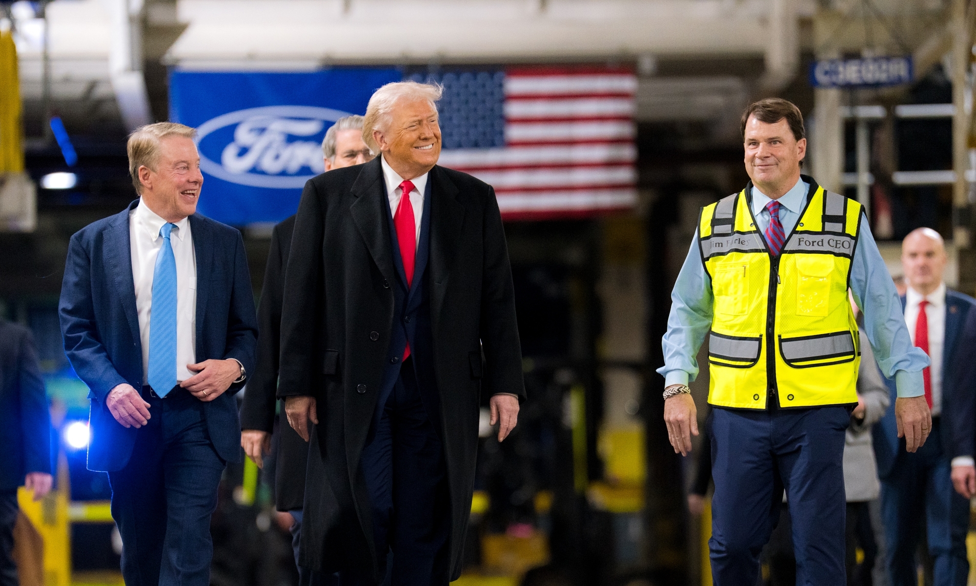 Donald Trump y Jim Farley durante una visita oficial a una de las fábricas de Ford.