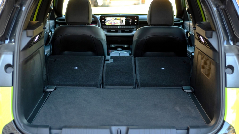 jeep compass maletero 6.938 € de descuento sólo 2,7 L100 rival Toyota RAV4 fuerte