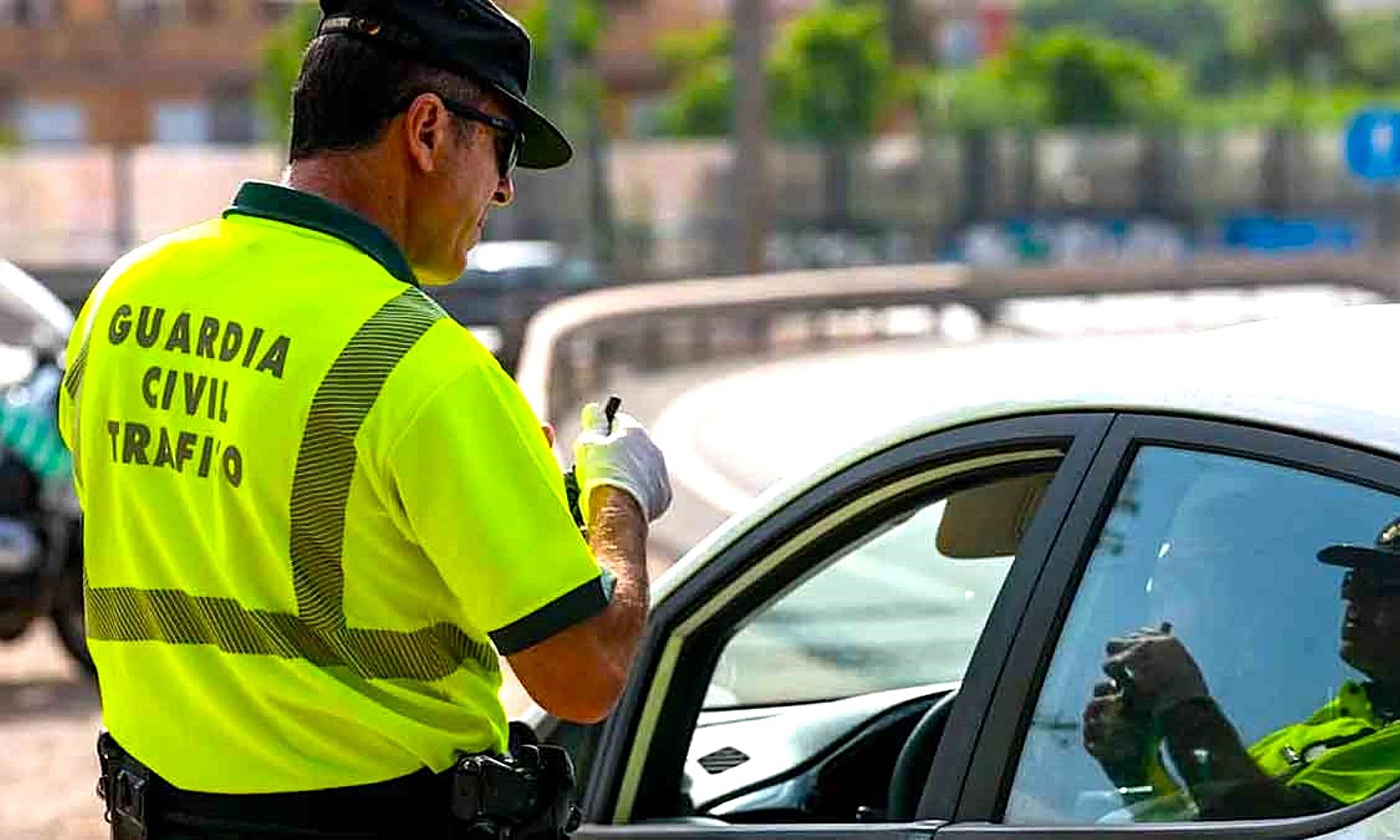 La Guardia Civil te impondrá una sanción de 200 € si no llevas en tu coche este recambio obligatorio según el Reglamento de Circulación.