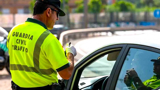 La Guardia Civil te impondrá una sanción de 200 € si no llevas en tu coche este recambio obligatorio según el Reglamento de Circulación. La Guardia Civil te impondrá una sanción de 200 € si no llevas en tu coche este recambio obligatorio según el Reglamento de Circulación.