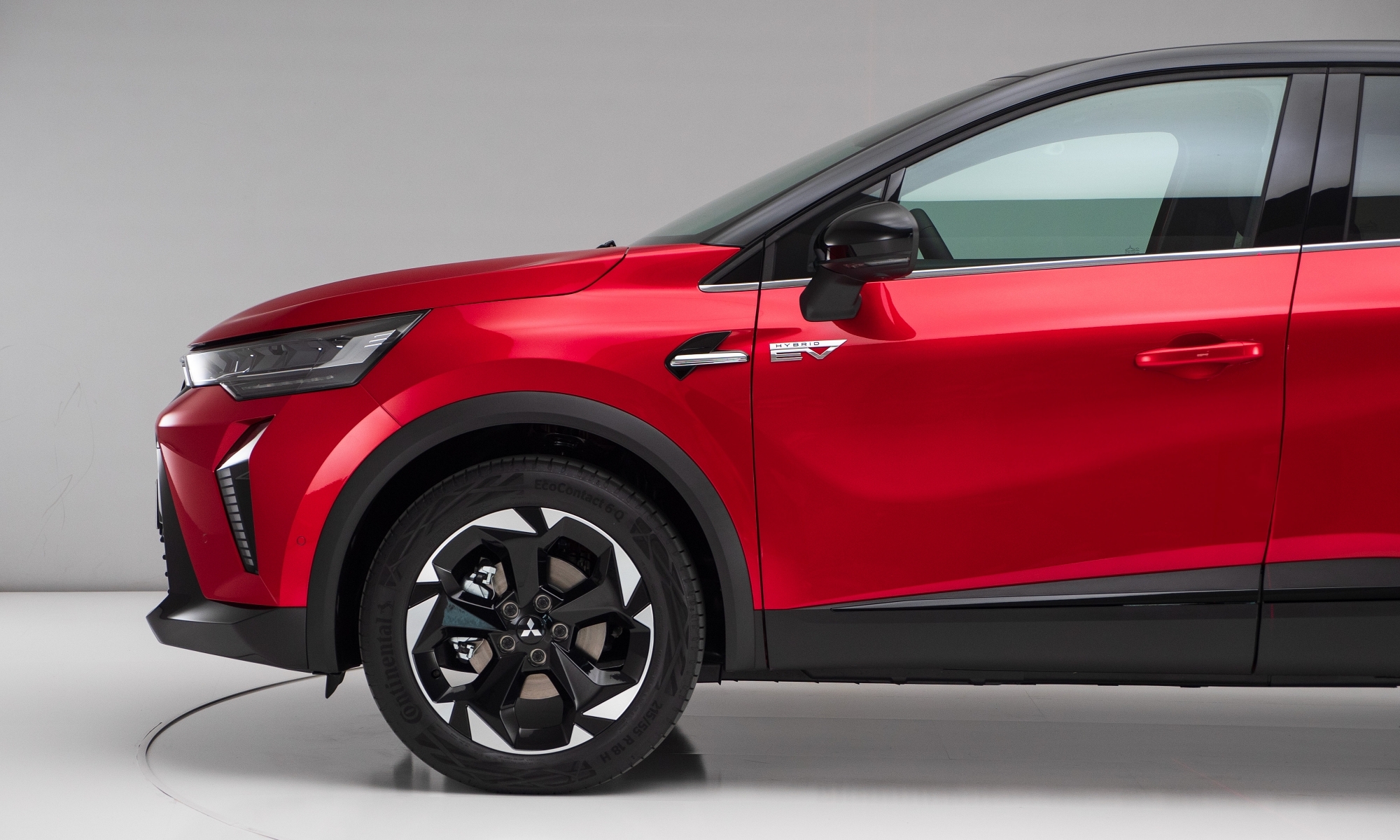 Mitsubishi reduce el precio de venta de sus híbridos con un nuevo acabado de acceso.