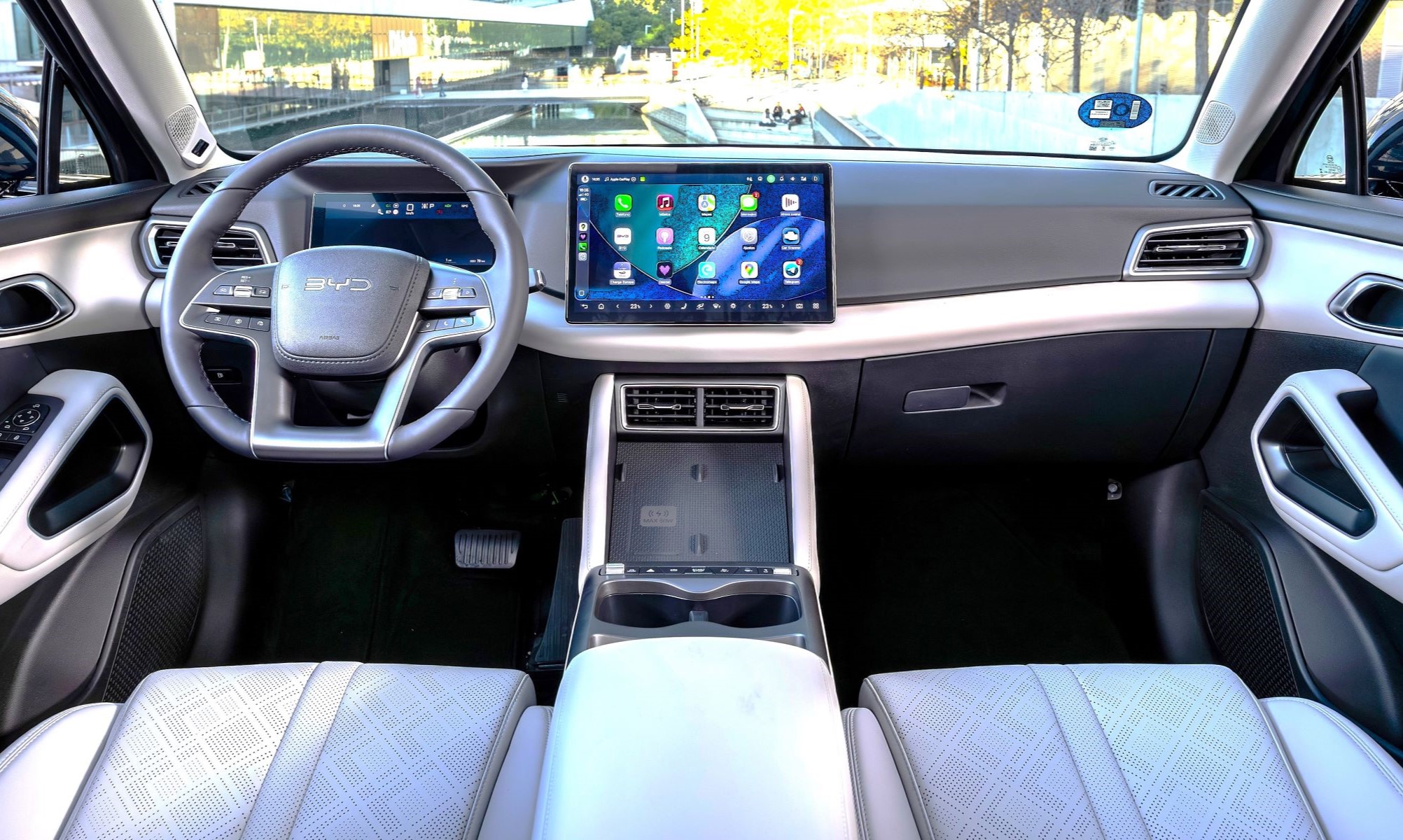 BYD tiene en oferta su último SUV híbrido enchufable: mide 4,33 metros y gasta 1,8 L cada 100 km con la batería llena.