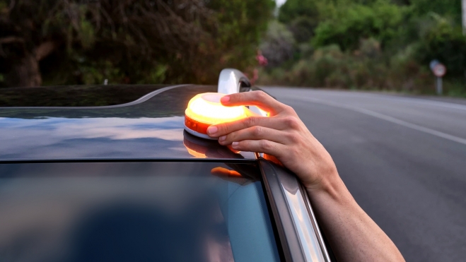 v16 sobre coche 2000x1200 opt4 v16 sobre coche 2000x1200 opt4