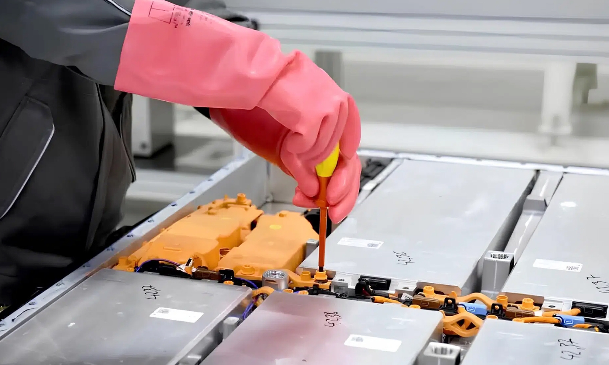 talleres ilegales reciclaje baterias china acaparan mercado negro