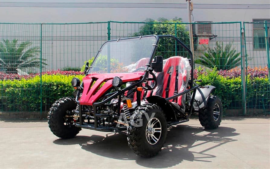  En el buggy eléctrico de Alibaba caben dos personas y promete diversión off road gracias a sus 5 kW de potencia, a un par motor de 80 Nm y al diferencial trasero de la transmisión. 