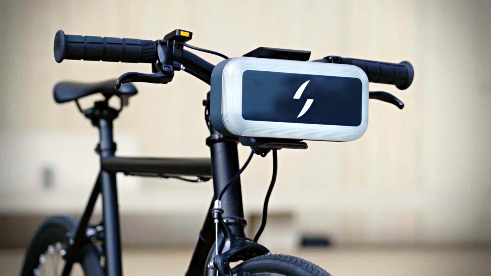 Los inventos más inteligentes (y también más absurdos) para convertir tu bicicleta normal y corriente en una eléctrica, sin gastar mucho dinero