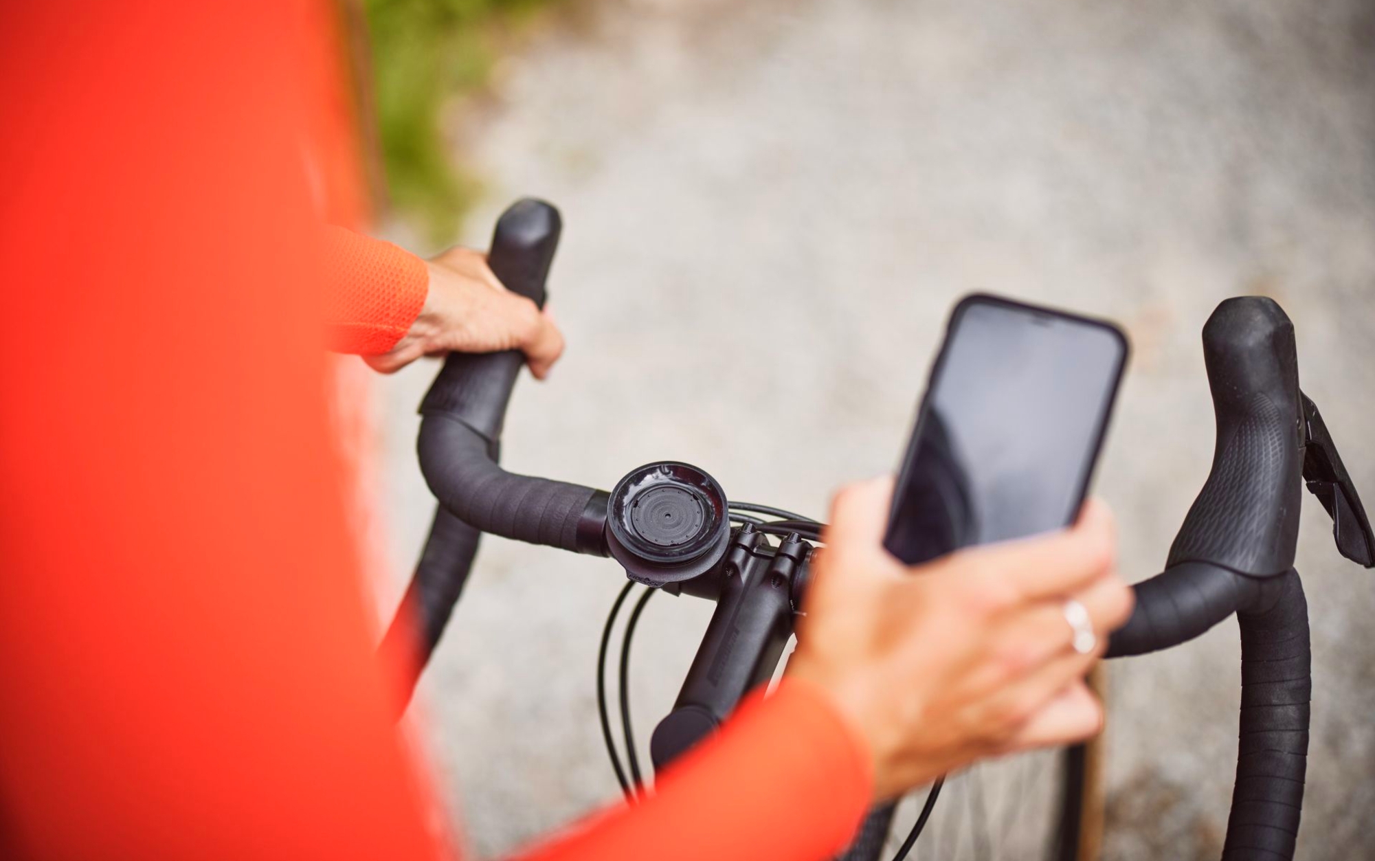 Llevar el móvil con nostros sigue siendo una opción muy utilizada (Foto: Fidlock)