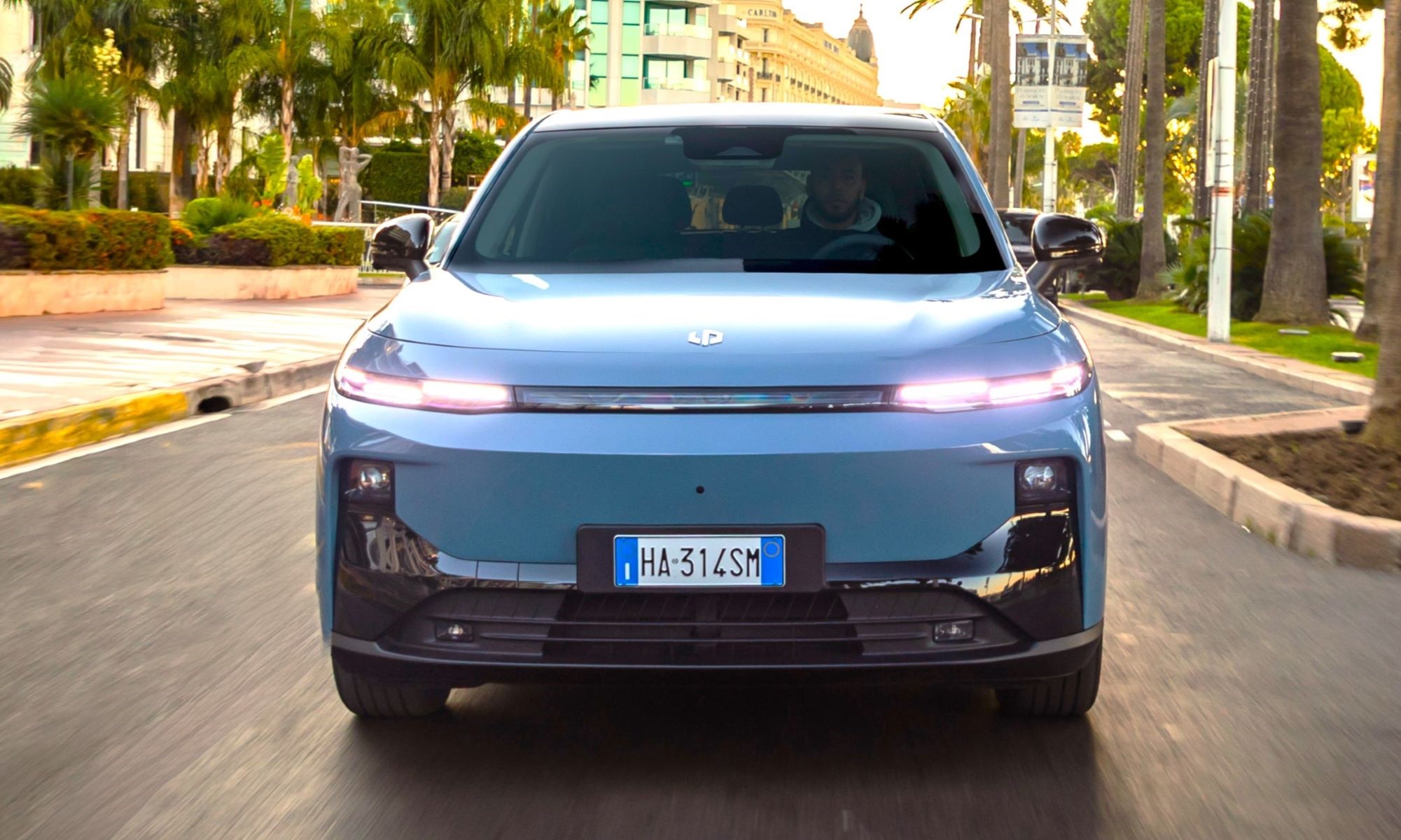 Frente al BYD Atto 3 EVO, su gran rival, este Leapmotor B10 no ofrece tantas prestaciones, pero sí un mejor precio y un muy buen equilibrio.