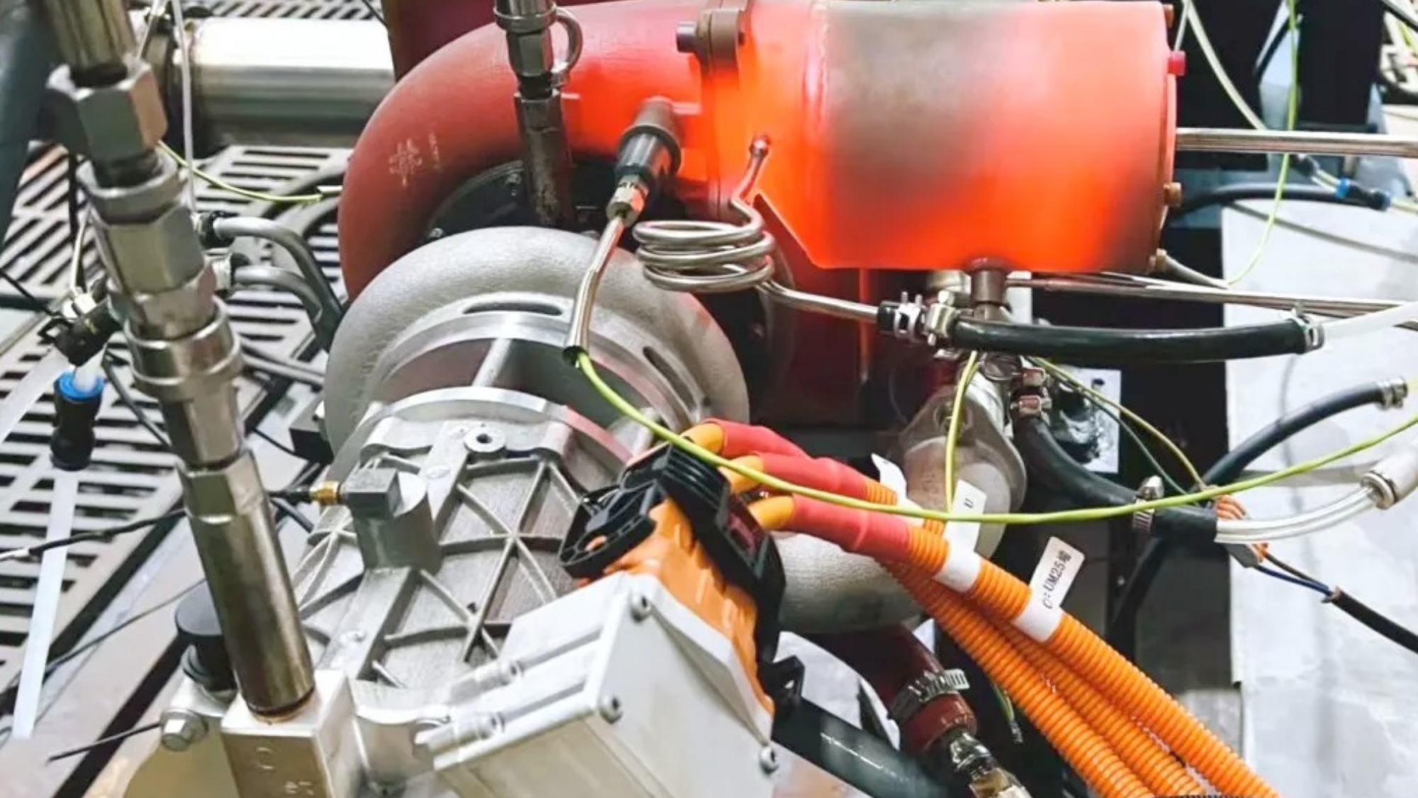 China inventa un generador de "quita y pon" que carga la batería para convertir, en casa, un coche híbrido en eléctrico