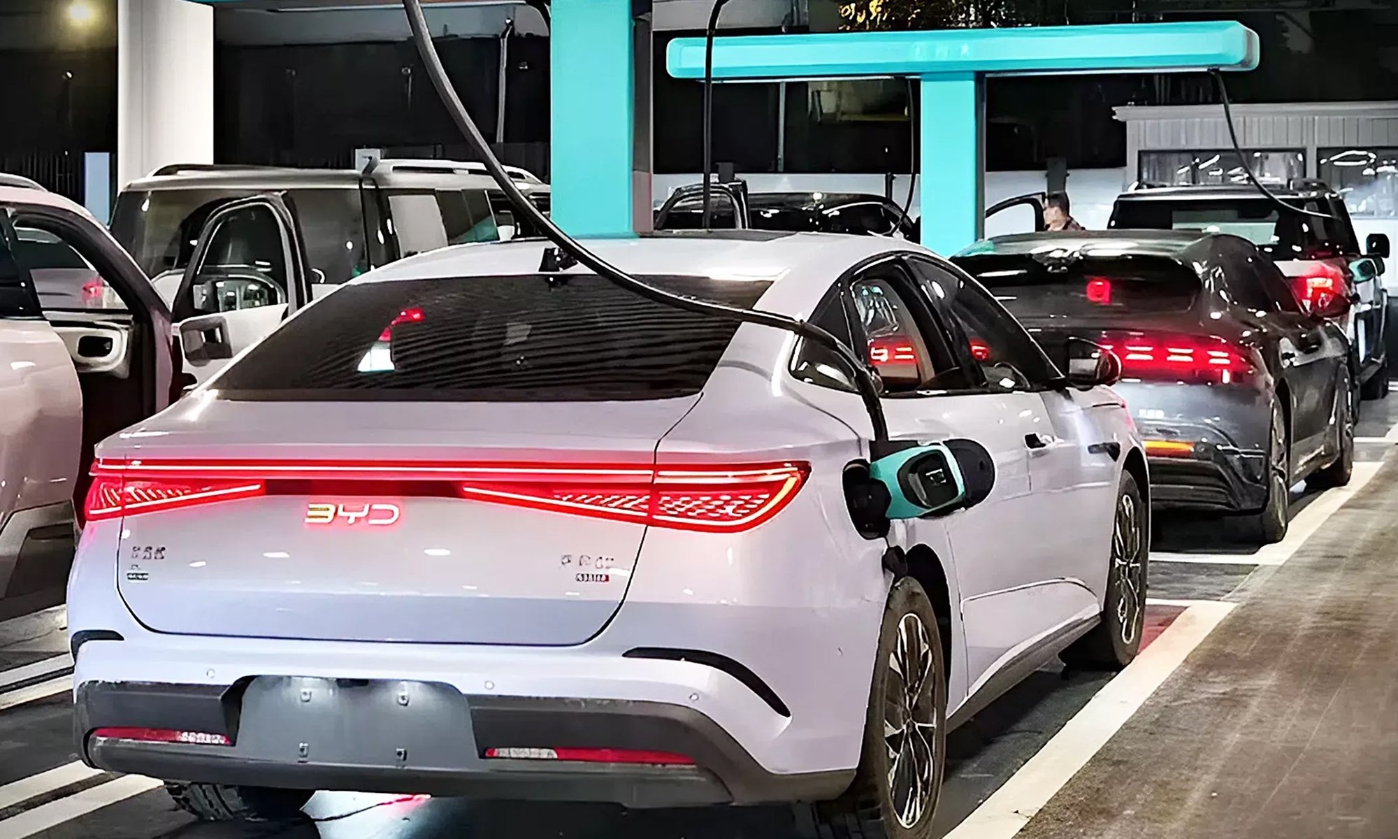 'Cazados' varios BYD cargando a una potencia de 1.500 kW en una estación de pruebas en China.