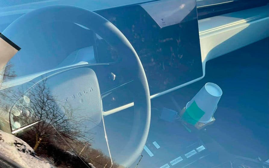  Imagen del interior de un prototipo de pruebas del Tesla Model S 2021 con un volante redondo. Foto: página web de Facebook de Tesla Owners Club Michigan (Tom). 