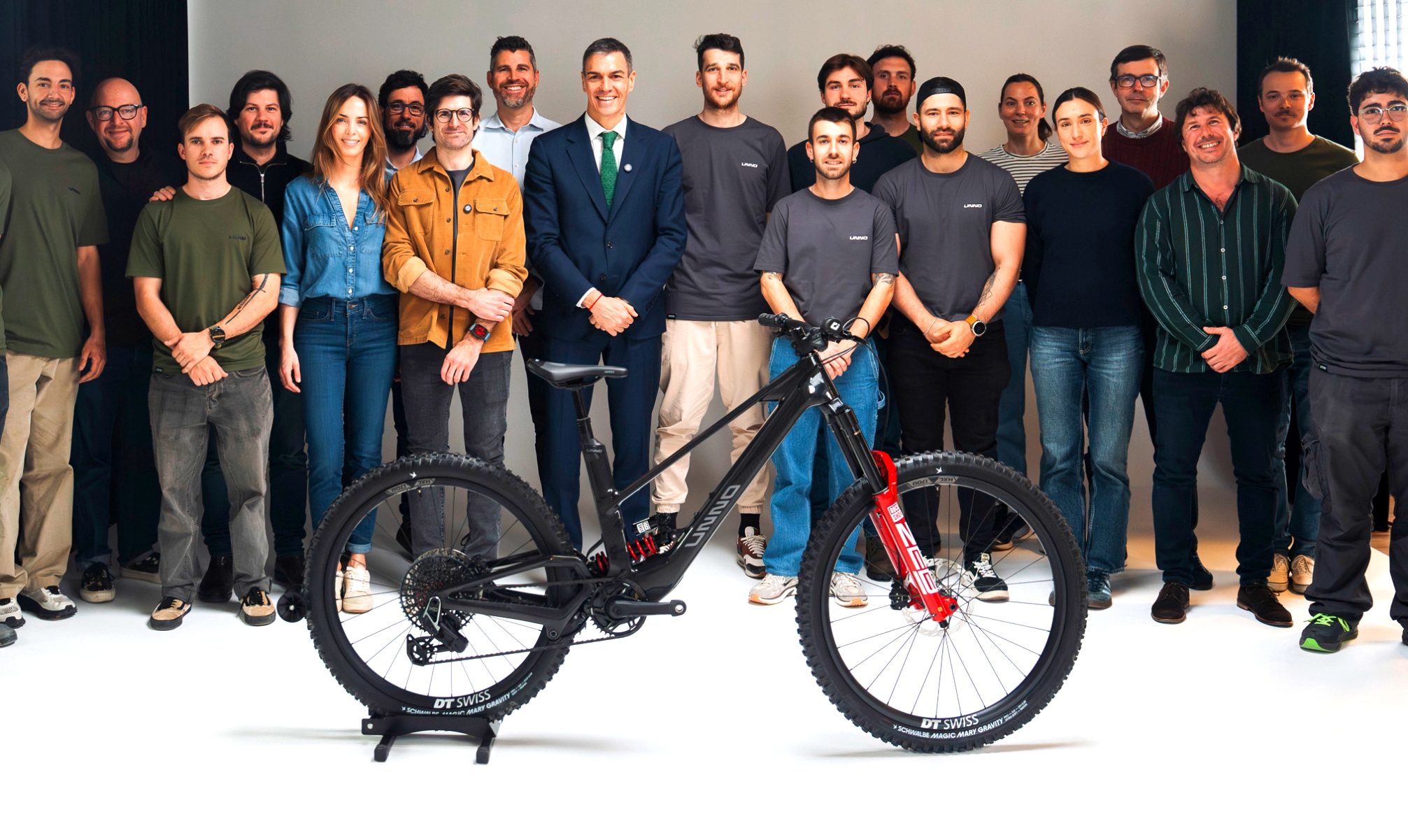Pedro Sánchez en su visita a UNNO (Foto: Instagram UNNO Bikes).