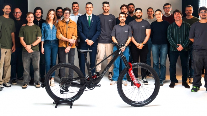 Pedro Sánchez en su visita a UNNO (Foto: Instagram UNNO Bikes). Pedro Sánchez en su visita a UNNO (Foto: Instagram UNNO Bikes).