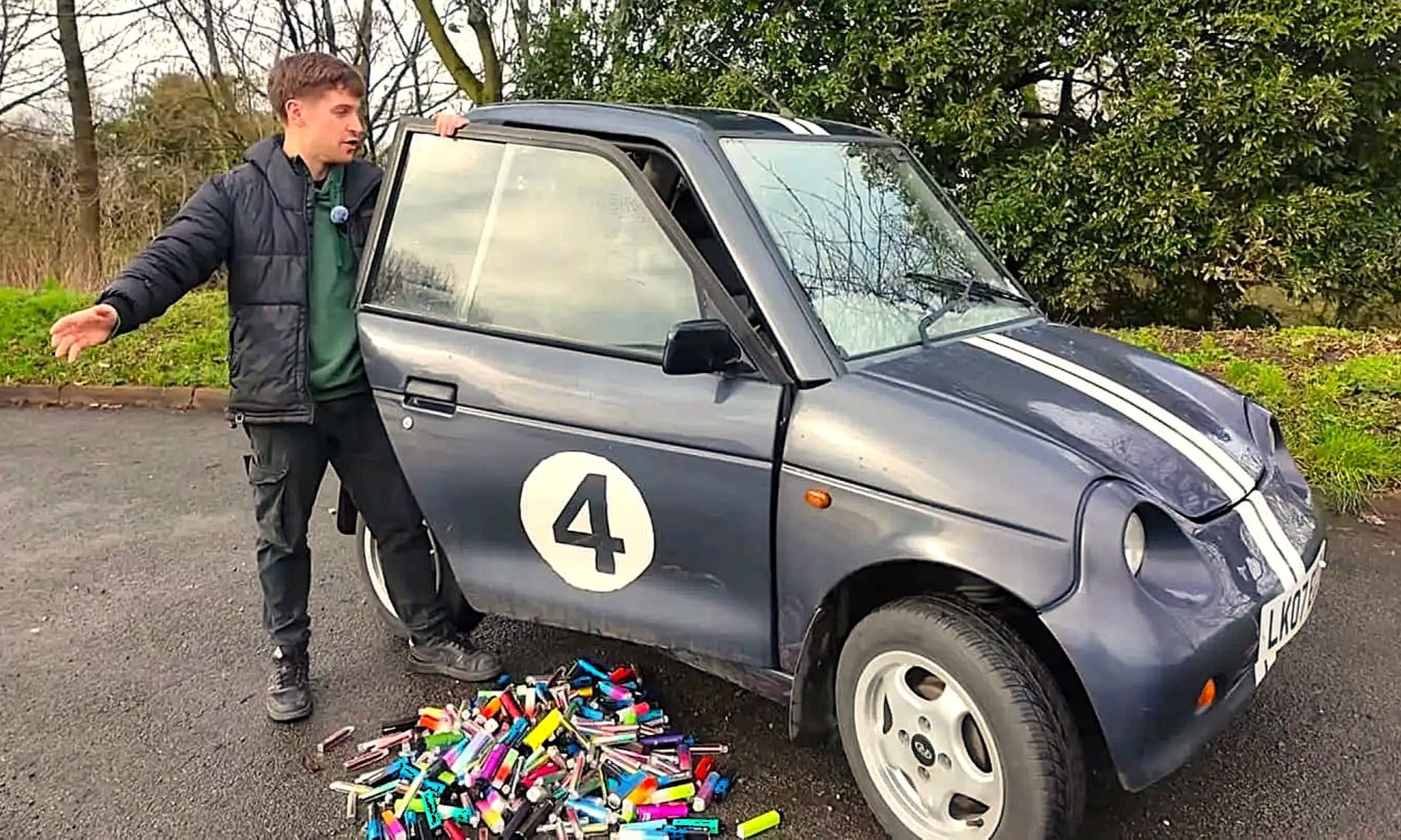 Un famoso youtuber ha tenido la loca idea de revivir un microrubano eléctrico utilizando vapeadores desechables. Fuente: Youtube.