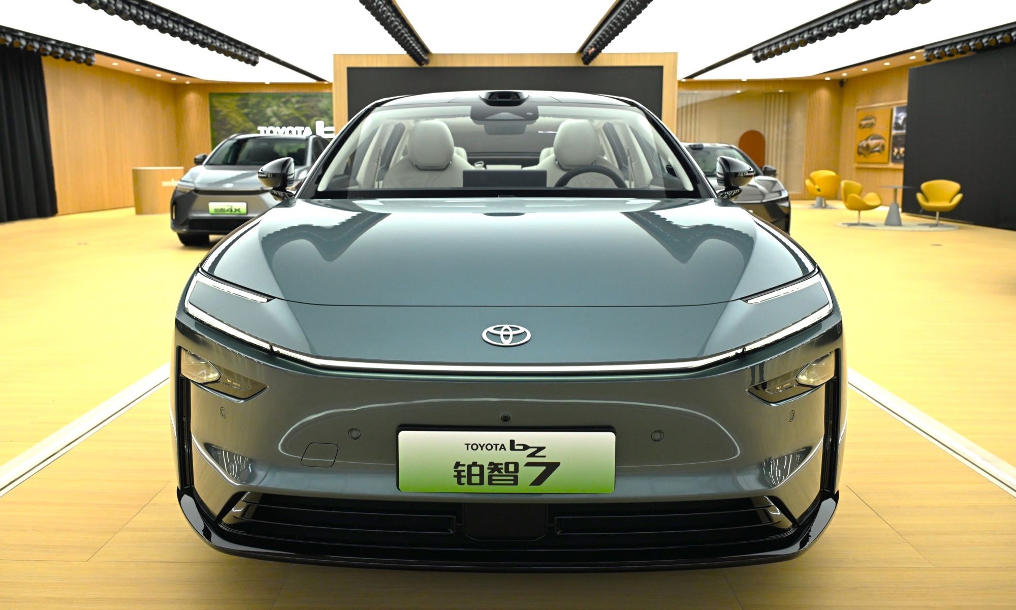 El primer fabricante mundial se ha unido a dos gigantes chinos de la tecnología china para poner a la venta esta berlina que desafía al Xiaomi SU7.