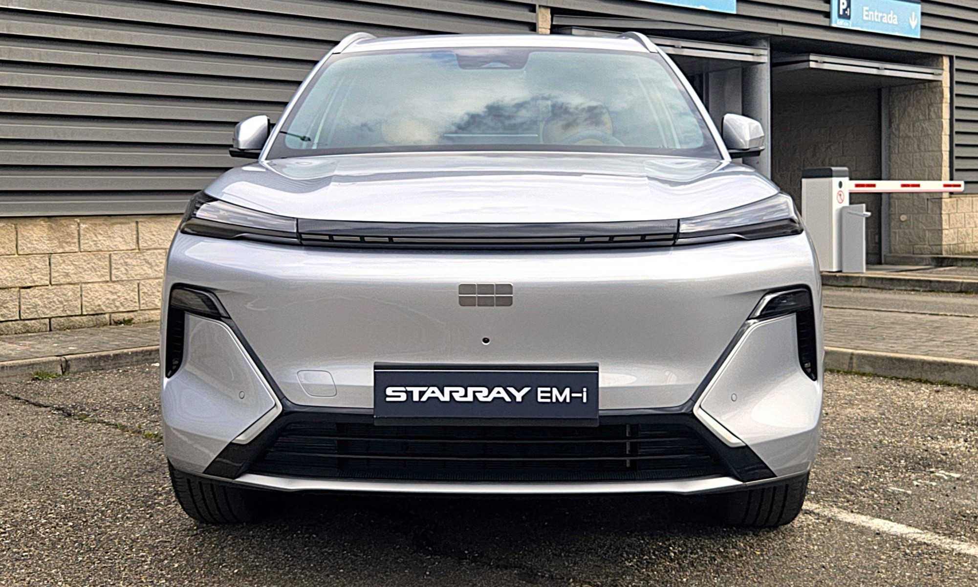 Los dos primeros modelos de Geely en llegar a nuestro país, cuatro al finalizar el año, han traído consigo una interesante novedad.