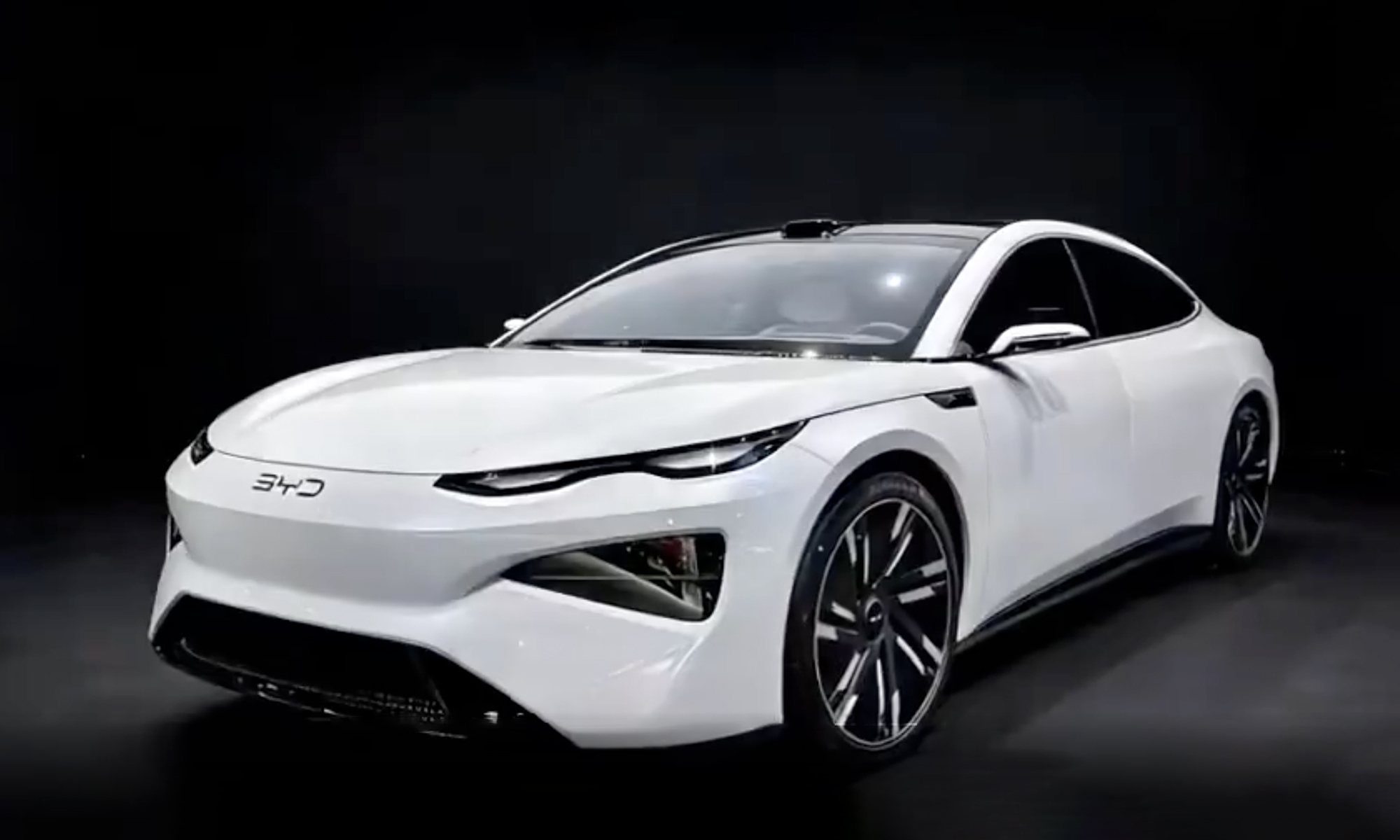 BYD presenta un nuevo sedán, rompedor en diseño, que podría llegar a Europa.