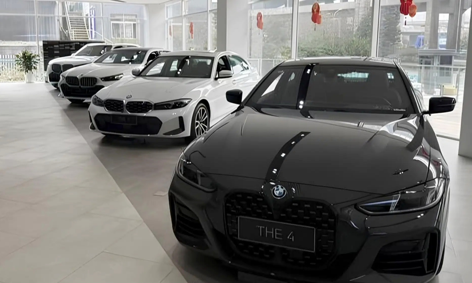 El cierre de algunos puntos de venta ha sido tan precipitados que todavía quedan coches por retirar.