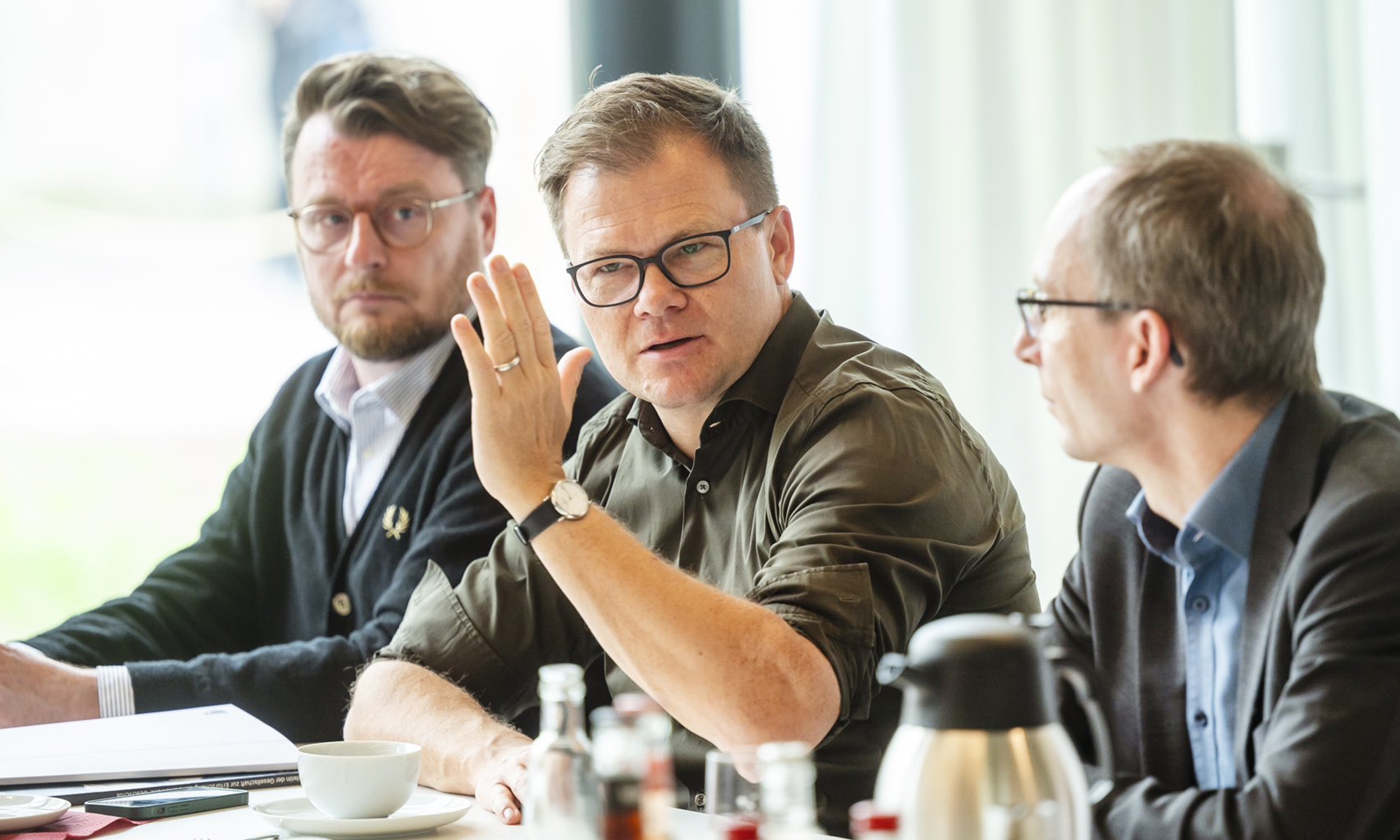 Carsten Schneider asegura que la actual crisis del petróleo podría haberse evitado con la electrificación.