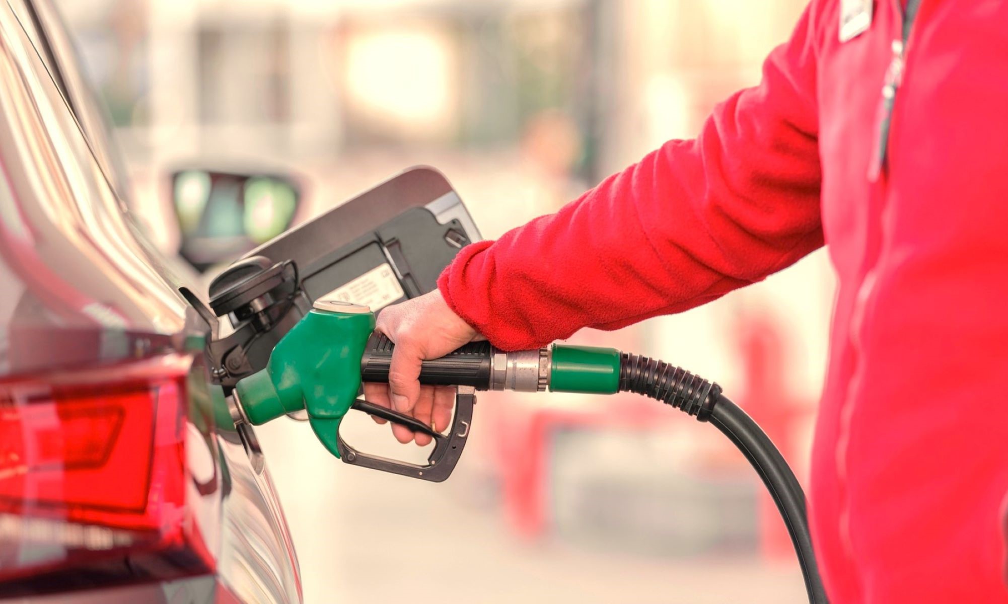 La patronal de estaciones de servicio han planteando al Gobierno dos alternativas para el que precio de la gasolina baje de inmediato.