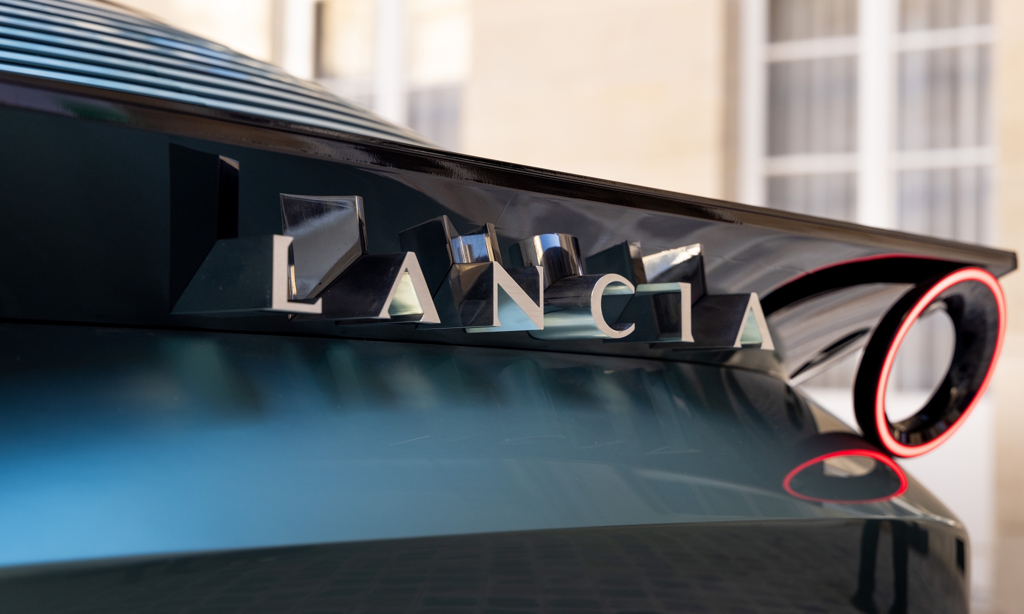 Con el único propósito de sobrevivir, Lancia ha tenido que cambiar de estrategia.